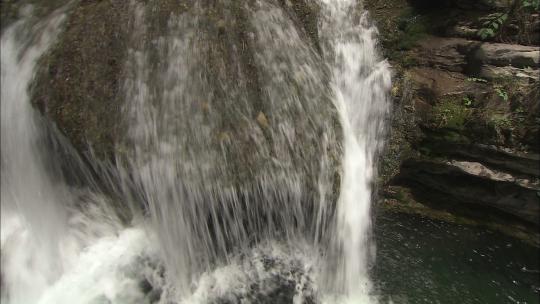 大自然山间溪水潺潺视频素材模板下载