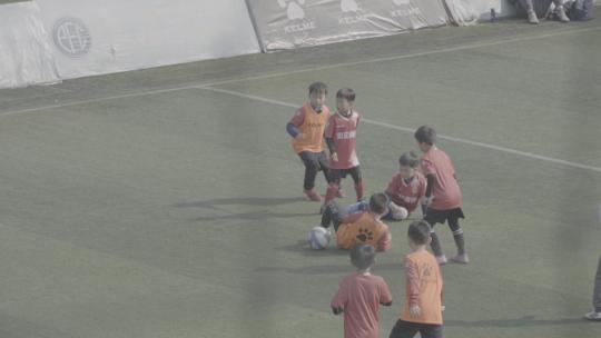 成都西村大院孩子踢足球运动视频素材模板下载