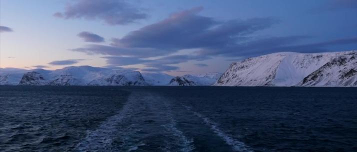 实拍记录游轮在严寒的冰川海浪下行驶前进