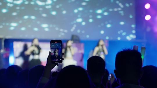 音乐节演唱会人群用手机记录拍摄发朋友圈