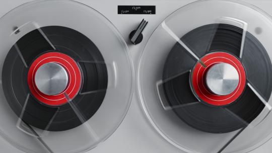 卷轴到卷轴录音机播放。旋转，滚动老式音乐播放器特写。复古磁带。旋转卷轴金属色与红色光盘。从上面看。流行的迪斯科趋势60年代、70年代、80年代、90年代