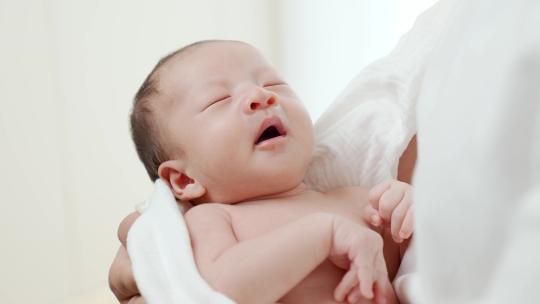 4k母亲抱着婴儿