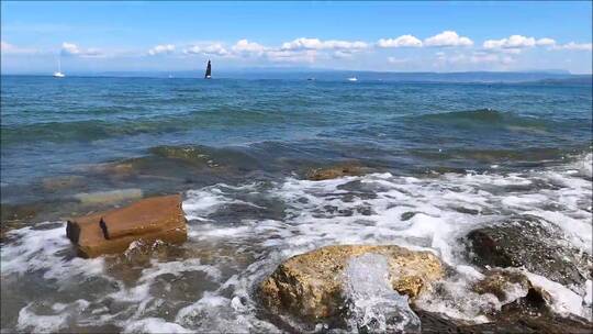 海浪冲击着岩石