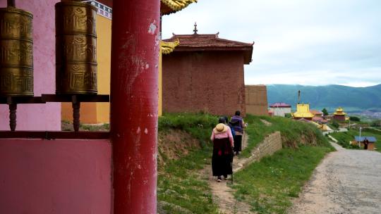 四川阿坝州藏族寺庙郎依寺转经祈福的人群