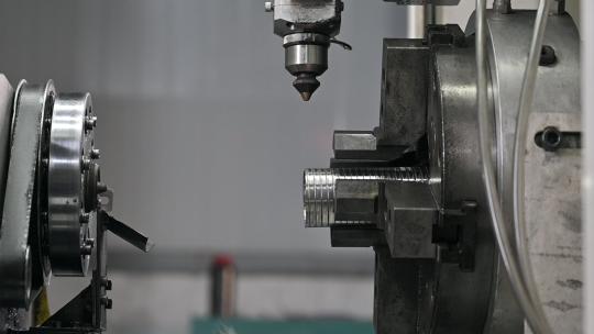 工业车间自动化切割机切割金属管材