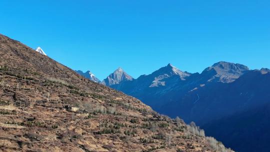 航拍四川阿坝四姑娘山幺妹峰雪山风光