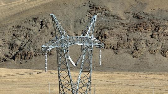 西藏超高压电力输送电塔航拍