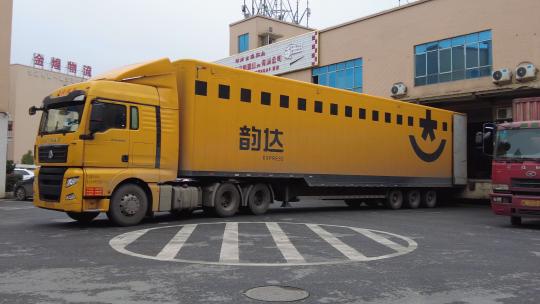 郴州韵达快递黄色标志运输车辆实拍视频