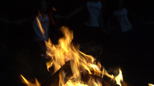 学生们围着篝火晚会的火堆庆祝