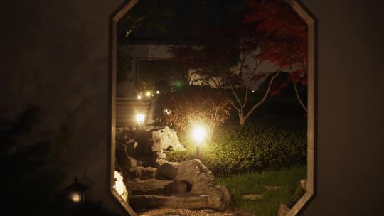 晚上中式传统园林建筑过道路灯夜景视频素材模板下载