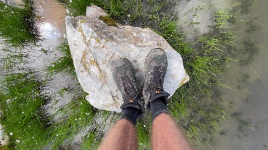 徒步旅行者在瑞士罗蒂斯皮茨的岩石上保持平衡