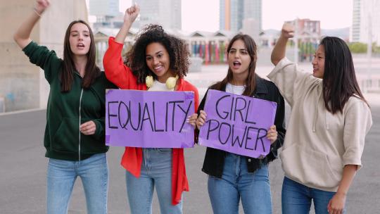 多种族年轻女性抗议性别平等小组