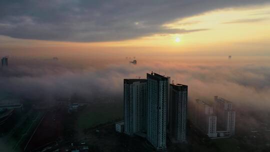 云雾笼罩的城市