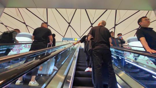 四川成都天府国际机场航站楼扶梯的旅客延时