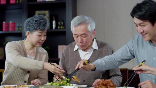 一家五口三世同堂假期聚餐享受美食幸福生活视频素材模板下载