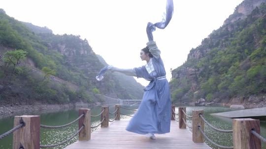 古装汉服女子湖畔旁跳甩袖舞跳舞唯美舞蹈