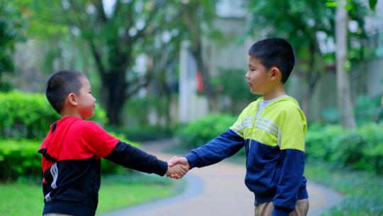 两个小朋友握手言和 交朋友视频素材模板下载