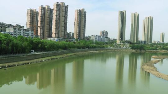 水中的建筑倒影江边住宅