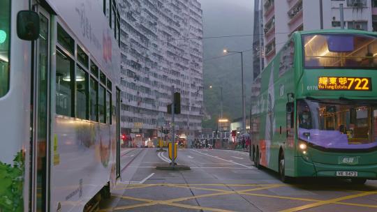 香港街头的叮叮车与巴士