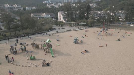 在沙滩上玩耍的人群
