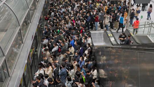 地铁列车拥挤通勤人群上车