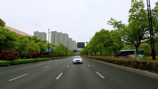 白天杭州市滨盛路隧道车尾行车空镜视频素材模板下载