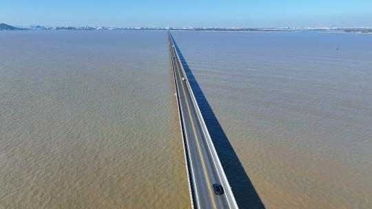4k航拍广东南澳大桥海上桥梁行驶的车辆
