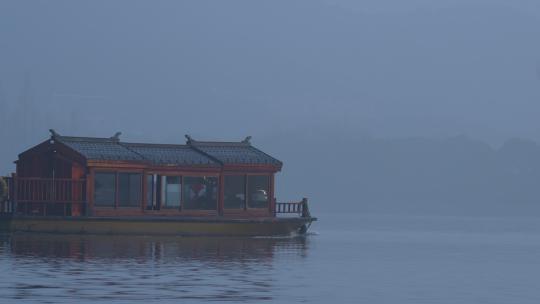 游船行驶在浓雾中的杭州西湖