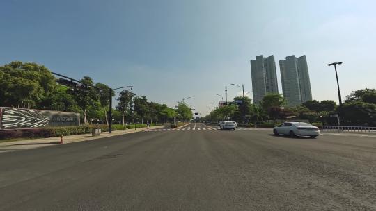 白天杭州市观澜路车尾行车空镜1视频素材模板下载