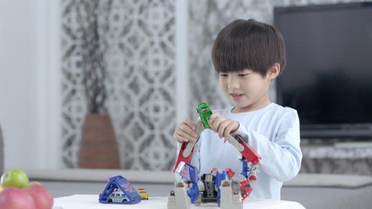 4k小男孩玩乐高机器人视频素材模板下载