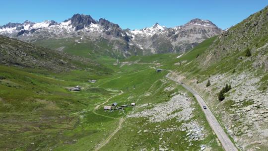 位于法国阿尔卑斯山萨沃伊伊塞雷的Col de la Croix de Fer风景公路-空中多莉前进
