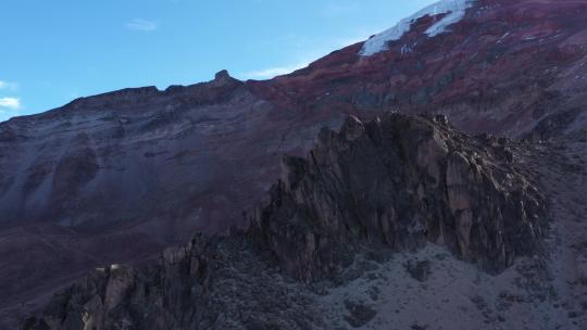 鸟瞰，慢慢飞过厄瓜多尔火山钦博拉索陡峭而高的岩层