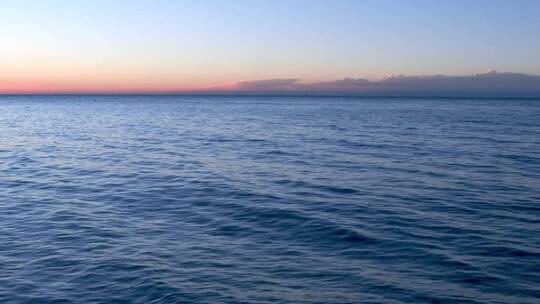 日落时的深蓝色海景