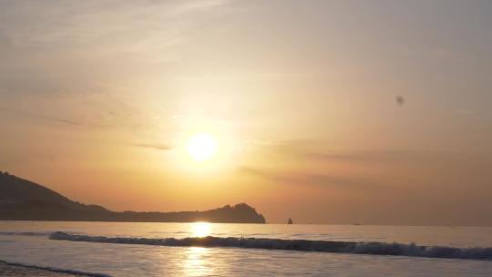 青岛石老人清晨的海边日出和沙滩
