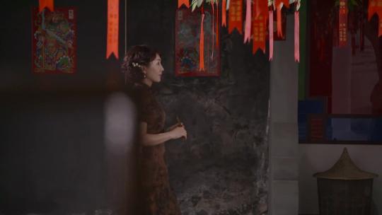 唯美穿旗袍美女逛老西关古建筑骑楼许愿树