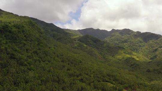 群山覆盖着雨林、树木和蓝天。菲律宾莱特岛。