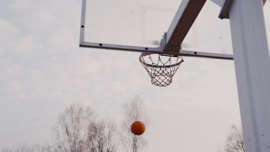 篮球被投入篮筐的空镜头特写
