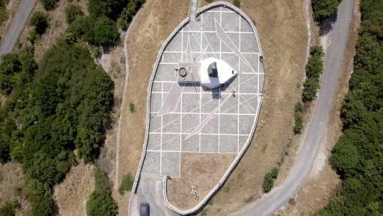 俯瞰希腊卡尔帕基的希腊-意大利1940年战争纪念碑视频素材模板下载