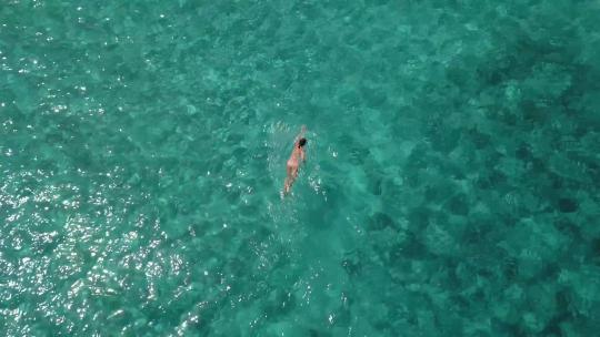 波光粼粼的海面游泳的美女视频素材模板下载