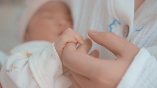 人物婴儿妈妈牵婴儿小手4K视频素材