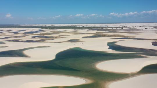 Lencois Maranhens Maranho。风景优美的沙丘和绿松石雨水湖
