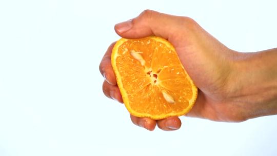 单手挤出鲜美的橙汁视频素材模板下载