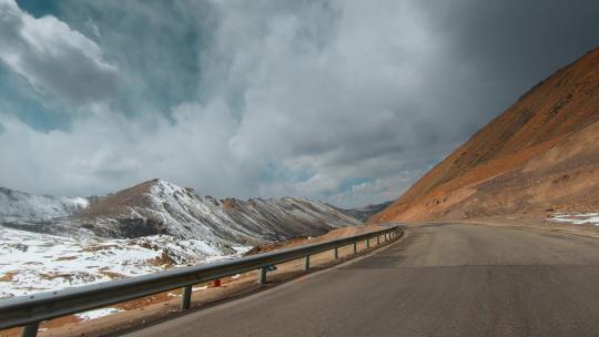 西藏旅游风光318国道车窗外雪山道路风景
