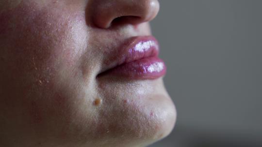 女人嘴唇的特写镜头视频素材模板下载