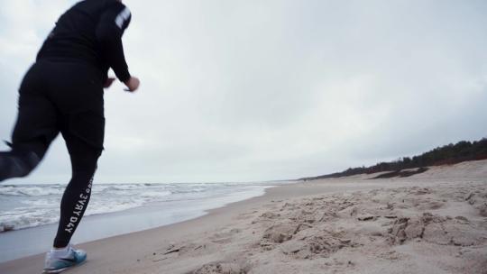 沙滩上的跑步者视频素材模板下载