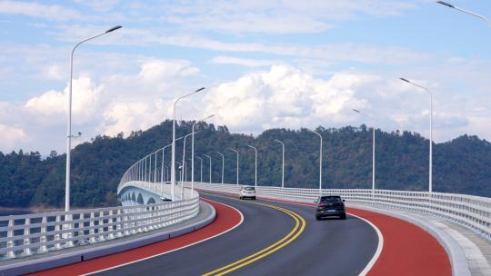 千岛湖上江埠大桥桥上马路行车骑行视频素材模板下载