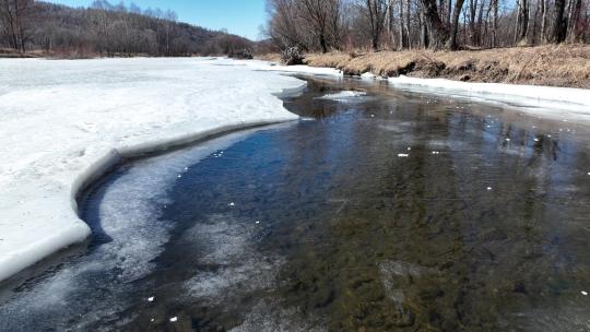 春天开河断裂的冰层