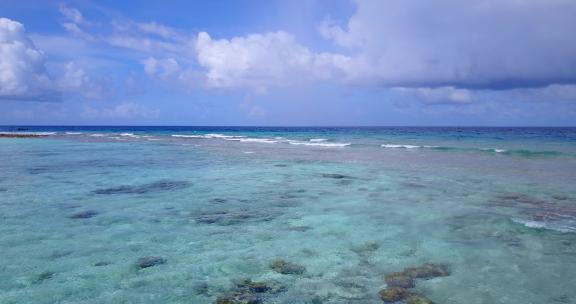 白天鸟瞰天堂的岛屿景色阳光明媚的白色沙滩和蓝色的海洋背景
