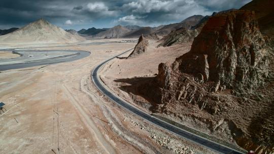 西藏旅游风光219国道卡车昆仑山脉河流河床