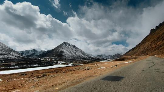 西藏旅游风光318国道车窗外冰河雪山风景